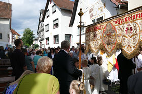 Fronleichnamsprozession durch die Straßen von Naumburg (Foto: Karl-Franz Thiede)